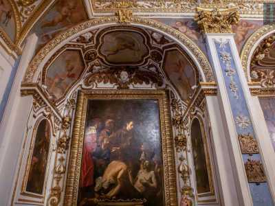  Sulle pareti laterali si aprono invece otto cappelle con raffinati altari ornati da splendidi dipinti del Finoglio